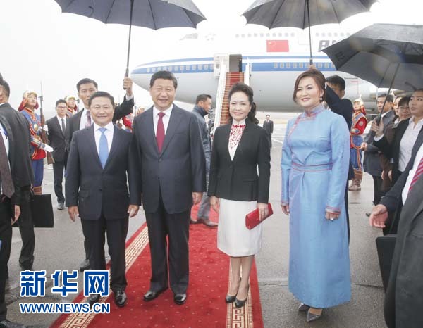 8月21日，國家主席習(xí)近平抵達(dá)烏蘭巴托，開始對(duì)蒙古國進(jìn)行國事訪問。習(xí)近平和夫人彭麗媛在機(jī)場受到蒙古國總理阿勒坦呼亞格夫婦熱情迎接。新華社記者鞠鵬攝 
