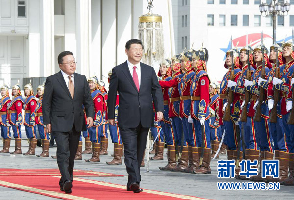 8月21日，國家主席習近平在烏蘭巴托同蒙古國總統(tǒng)額勒貝格道爾吉舉行會談。會談前，額勒貝格道爾吉在國家宮前廣場為習近平舉行隆重歡迎儀式。新華社記者 黃敬文 攝