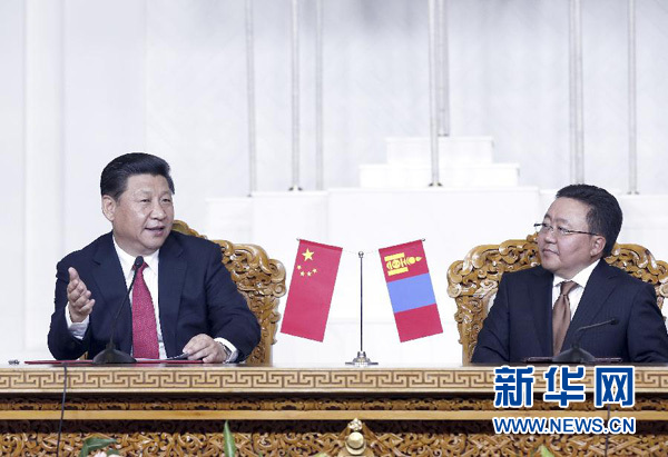 8月21日，國家主席習近平在烏蘭巴托同蒙古國總統(tǒng)額勒貝格道爾吉舉行會談。會談后，兩國元首共同會見記者。 新華社記者 鞠鵬 攝
