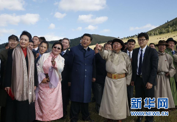 8月22日，國(guó)家主席習(xí)近平在蒙古國(guó)總統(tǒng)額勒貝格道爾吉陪同下前往烏蘭巴托市郊觀看那達(dá)慕。這是習(xí)近平和夫人彭麗媛同額勒貝格道爾吉夫婦觀看表演。新華社記者 鞠鵬 攝