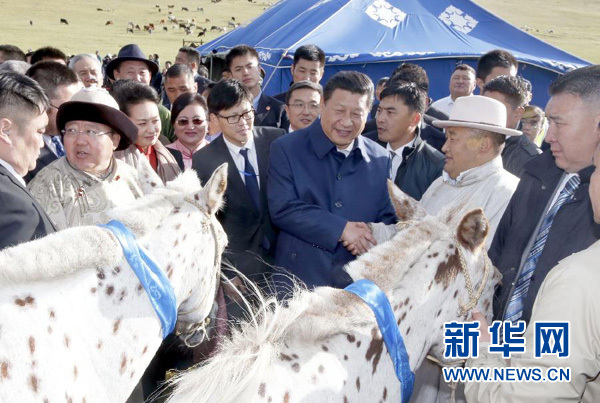 8月22日，國(guó)家主席習(xí)近平在蒙古國(guó)總統(tǒng)額勒貝格道爾吉陪同下前往烏蘭巴托市郊觀看那達(dá)慕。額勒貝格道爾吉向習(xí)近平夫婦贈(zèng)送兩匹蒙古馬。習(xí)近平為兩匹馬分別取名阿爾泰和克魯倫，寓意中蒙兩國(guó)山水相連、睦鄰友好。新華社記者 鞠鵬 攝