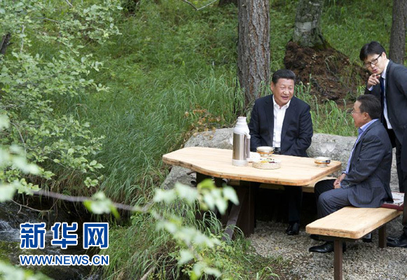 8月22日，國家主席習(xí)近平同蒙古國總統(tǒng)額勒貝格道爾吉在烏蘭巴托市郊的總統(tǒng)官邸再次會(huì)晤。這是習(xí)近平同額勒貝格道爾吉會(huì)晤后在溪畔飲茶。新華社記者 黃敬文 攝