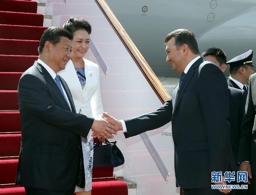 9月11日，國家主席習近平抵達杜尚別，應塔吉克斯坦總統(tǒng)拉赫蒙邀請，出席上海合作組織成員國元首理事會第十四次會議并對塔吉克斯坦進行國事訪問。習近平和夫人彭麗媛在機場受到塔吉克斯坦總理拉蘇爾佐達等熱情迎接。新華社記者 鞠鵬 攝 