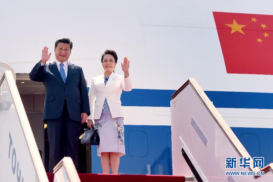 9月11日，中國國家主席習近平抵達杜尚別，應塔吉克斯坦總統(tǒng)拉赫蒙邀請，出席上海合作組織成員國元首理事會第十四次會議并對塔吉克斯坦進行國事訪問。這是習近平和夫人彭麗媛走出機艙。新華社記者 馬占成 攝 