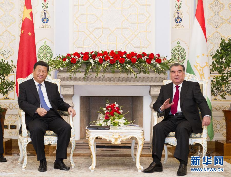 9月13日，國(guó)家主席習(xí)近平在杜尚別同塔吉克斯坦總統(tǒng)拉赫蒙舉行會(huì)談。 新華社記者黃敬文攝 