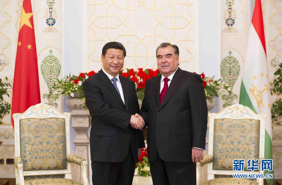 9月13日，國(guó)家主席習(xí)近平在杜尚別同塔吉克斯坦總統(tǒng)拉赫蒙舉行會(huì)談。 新華社記者黃敬文攝 