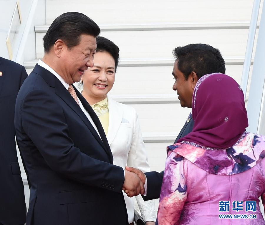 9月14日，國家主席習(xí)近平抵達馬累，開始對馬爾代夫進行國事訪問。習(xí)近平和夫人彭麗媛在機場受到馬爾代夫總統(tǒng)亞明夫婦的熱情迎接。 新華社記者 馬占成 攝