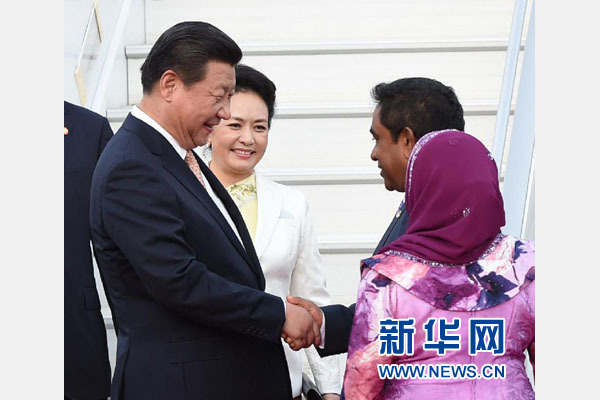  9月14日，國家主席習(xí)近平抵達馬累，開始對馬爾代夫進行國事訪問。習(xí)近平和夫人彭麗媛在機場受到馬爾代夫總統(tǒng)亞明夫婦的熱情迎接。新華社記者 馬占成 攝 