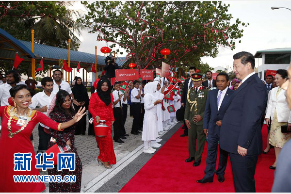  9月14日，國家主席習(xí)近平抵達馬累，開始對馬爾代夫進行國事訪問。習(xí)近平和夫人彭麗媛在機場受到馬爾代夫總統(tǒng)亞明夫婦的熱情迎接。新華社記者 鞠鵬 攝 
