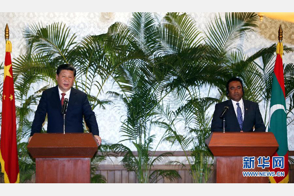 9月15日，國家主席習(xí)近平在馬累與馬爾代夫總統(tǒng)亞明共同會見記者。 新華社記者 鞠鵬 攝