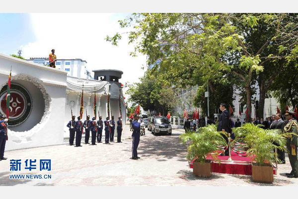 9月15日，國(guó)家主席習(xí)近平在馬累向馬爾代夫烈士紀(jì)念碑致禮。新華社記者 張鐸 攝