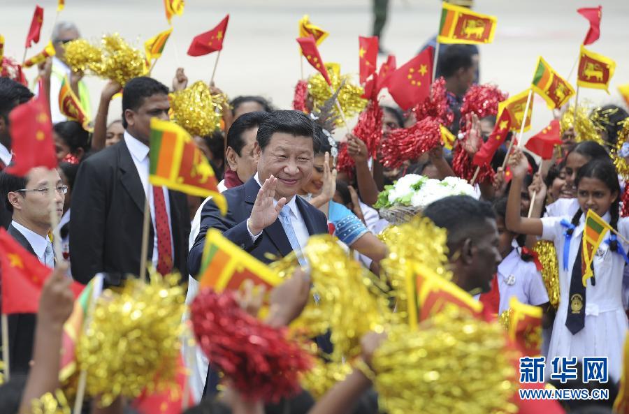  9月16日，國(guó)家主席習(xí)近平抵達(dá)科倫坡，開(kāi)始對(duì)斯里蘭卡進(jìn)行國(guó)事訪問(wèn)。在班達(dá)拉奈克國(guó)際機(jī)場(chǎng)，習(xí)近平和夫人彭麗媛受到拉賈帕克薩總統(tǒng)夫婦熱情迎接。新華社記者謝環(huán)馳攝 