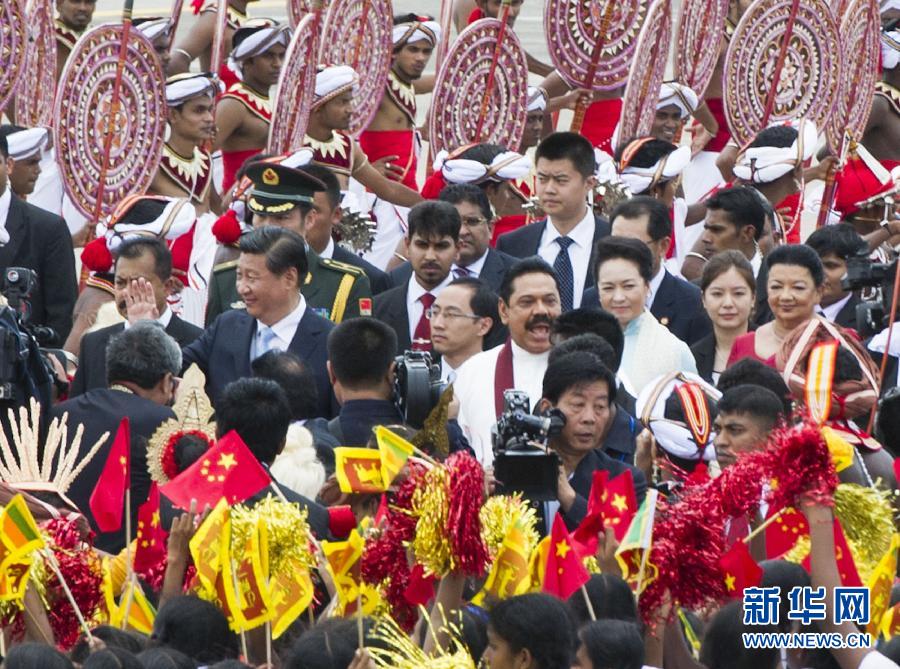 9月16日，國(guó)家主席習(xí)近平抵達(dá)科倫坡，開(kāi)始對(duì)斯里蘭卡進(jìn)行國(guó)事訪問(wèn)。在班達(dá)拉奈克國(guó)際機(jī)場(chǎng)，習(xí)近平和夫人彭麗媛受到拉賈帕克薩總統(tǒng)夫婦熱情迎接。新華社記者黃敬文攝 
