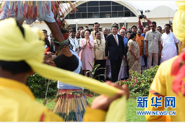 9月17日，國家主席習近平抵達古吉拉特邦艾哈邁達巴德市，開始對印度進行國事訪問。這是印度青年跳起古吉拉特邦傳統(tǒng)舞蹈，歡迎習近平和夫人彭麗媛。新華社記者 馬占成 攝