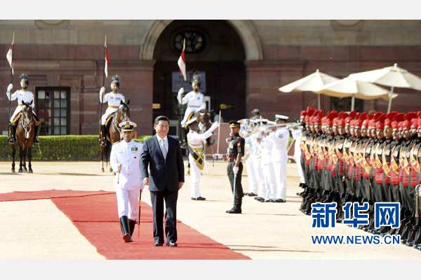 9月18日，國家主席習(xí)近平出席印度總統(tǒng)慕克吉在總統(tǒng)府舉行的隆重歡迎儀式。 新華社記者 張鐸 攝