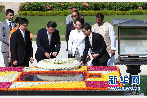 9月18日，國家主席習(xí)近平和夫人彭麗媛在新德里向甘地墓敬獻(xiàn)花圈。 新華社記者 龐興雷 攝