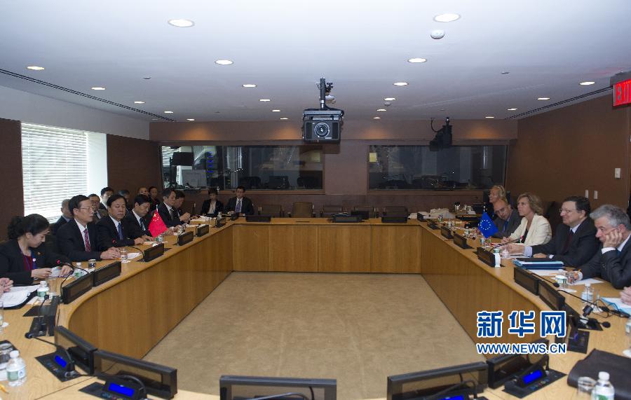  9月23日，正在紐約出席聯(lián)合國(guó)氣候峰會(huì)的國(guó)家主席習(xí)近平特使、國(guó)務(wù)院副總理張高麗在紐約聯(lián)合國(guó)總部會(huì)見(jiàn)歐盟委員會(huì)主席巴羅佐。新華社記者 王曄 攝 