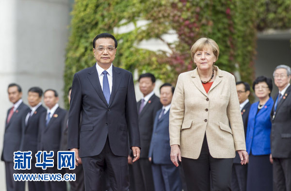 10月10日，德國(guó)總理默克爾在柏林總理府前廣場(chǎng)舉行隆重儀式，歡迎國(guó)務(wù)院總理李克強(qiáng)對(duì)德國(guó)進(jìn)行正式訪問(wèn)。 新華社記者 謝環(huán)馳 攝 