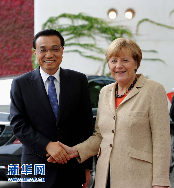 10月10日，德國(guó)總理默克爾在柏林總理府前廣場(chǎng)舉行隆重儀式，歡迎中國(guó)國(guó)務(wù)院總理李克強(qiáng)對(duì)德國(guó)進(jìn)行正式訪問(wèn)。 新華社記者 饒愛(ài)民 攝 