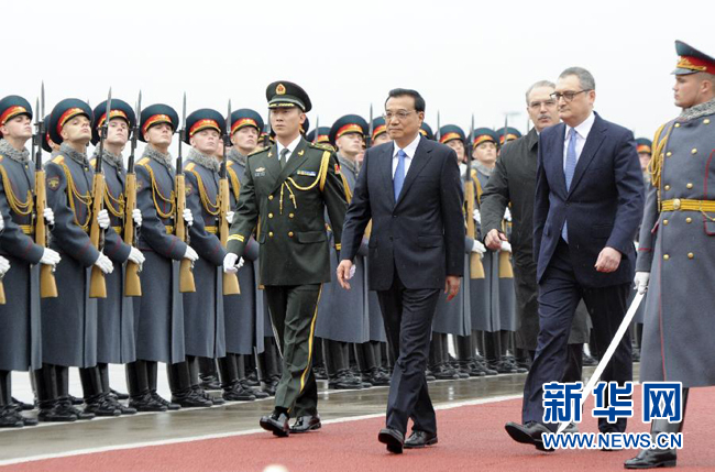 10月12日，中國國務(wù)院總理李克強(qiáng)乘專機(jī)抵達(dá)莫斯科，開始對俄羅斯進(jìn)行正式訪問并舉行中俄總理第十九次定期會(huì)晤。俄方在機(jī)場舉行隆重儀式，歡迎李克強(qiáng)總理。新華社記者 張鐸 攝