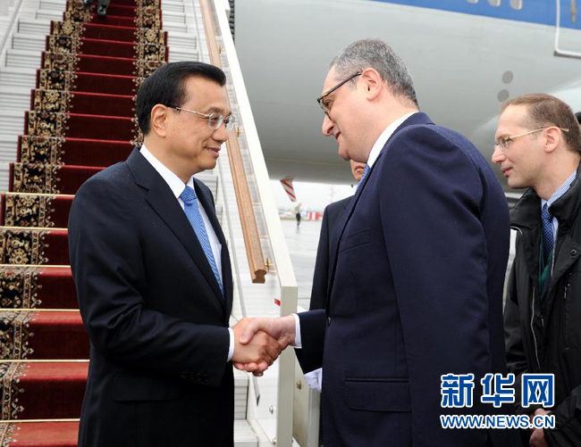 10月12日，中國國務(wù)院總理李克強(qiáng)乘專機(jī)抵達(dá)莫斯科，開始對俄羅斯進(jìn)行正式訪問并舉行中俄總理第十九次定期會(huì)晤。俄羅斯聯(lián)邦政府高級(jí)官員到機(jī)場迎接李克強(qiáng)總理。新華社記者 饒愛民 攝