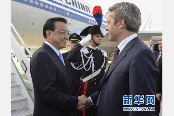 10月14日，國務院總理李克強乘專機抵達羅馬，開始對意大利進行正式訪問，意大利政府高級官員到機場迎接。 新華社記者李學仁攝