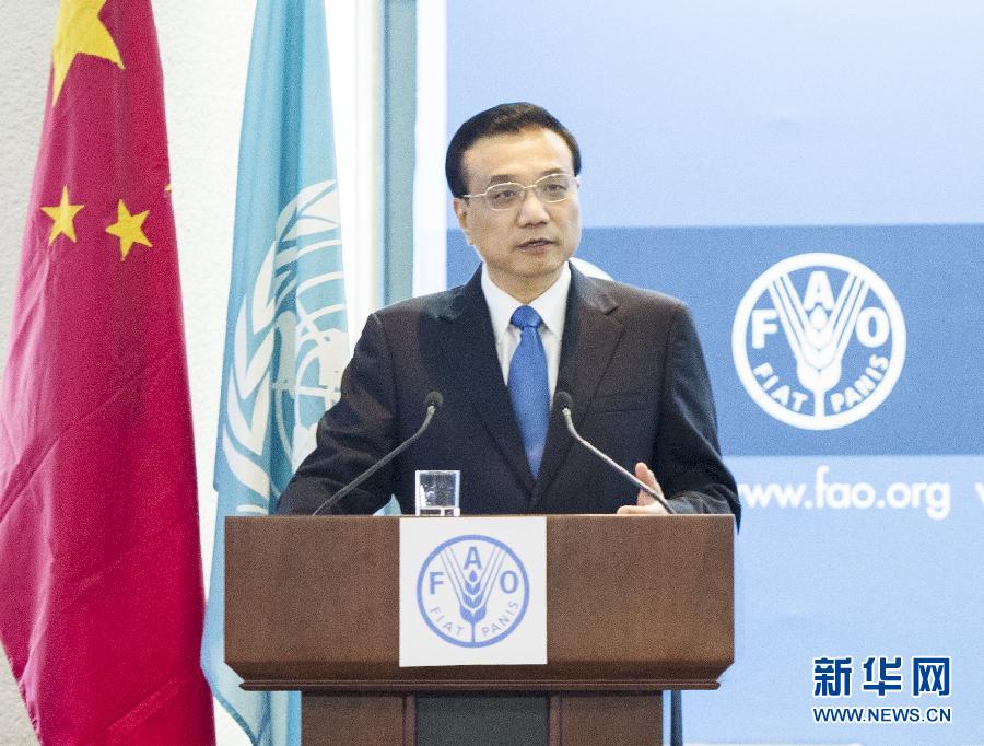 10月15日，國務(wù)院總理李克強(qiáng)在位于羅馬的聯(lián)合國糧農(nóng)組織總部發(fā)表題為《依托家庭經(jīng)營推進(jìn)農(nóng)業(yè)現(xiàn)代化》的演講。 新華社記者 王曄 攝