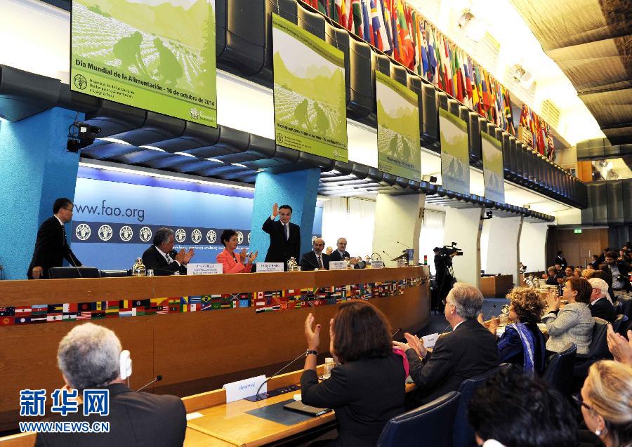 10月15日，中國國務(wù)院總理李克強(qiáng)在格拉齊亞諾總干事的陪同下在位于羅馬的聯(lián)合國糧農(nóng)組織總部發(fā)表演講。 新華社記者 饒愛民 攝 
