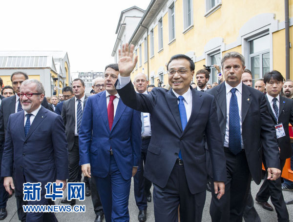 10月16日，中國國務(wù)院總理李克強在米蘭與意大利總理倫齊共同出席第五屆中意創(chuàng)新合作周大會并致辭。這是李克強抵達位于米蘭理工大學(xué)的會場。新華社記者王曄攝