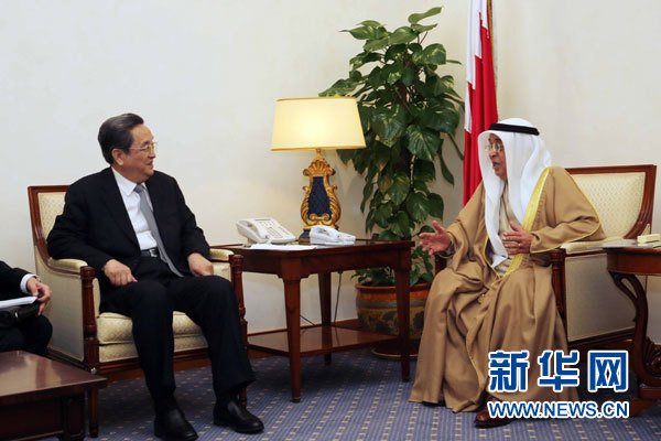 11月6日，正在巴林進(jìn)行正式友好訪問的全國政協(xié)主席俞正聲在麥納麥會(huì)見巴林副首相穆罕默德。 新華社記者劉衛(wèi)兵攝