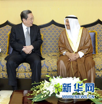 11月6日，正在巴林進(jìn)行正式友好訪問的全國政協(xié)主席俞正聲在麥納麥與巴林協(xié)商會(huì)議主席阿里舉行會(huì)談。 新華社記者 張鐸 攝
