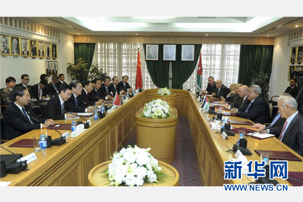 11月9日，正在約旦進(jìn)行正式友好訪問的全國(guó)政協(xié)主席俞正聲在安曼與約旦參議長(zhǎng)拉瓦比德進(jìn)行會(huì)談。 新華社記者 張鐸 攝 