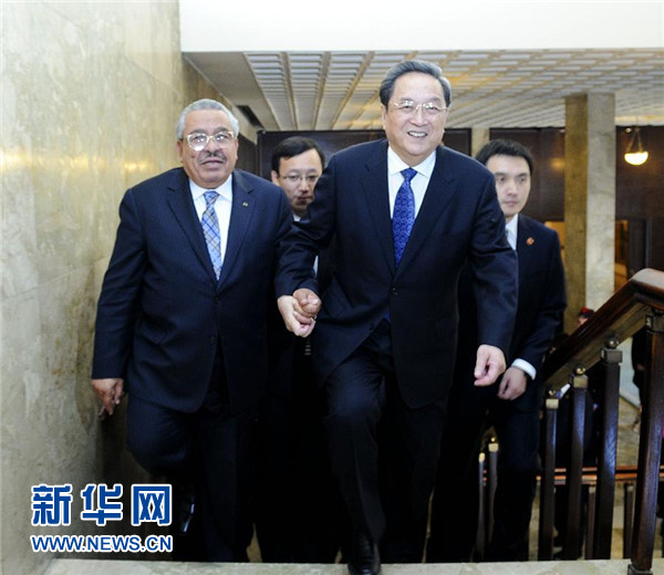 11月9日，正在約旦進(jìn)行正式友好訪問的全國(guó)政協(xié)主席俞正聲在安曼與約旦參議長(zhǎng)拉瓦比德進(jìn)行會(huì)談。這是會(huì)談前，俞正聲與拉瓦比德攜手步入會(huì)場(chǎng)。新華社記者 張鐸 攝 
