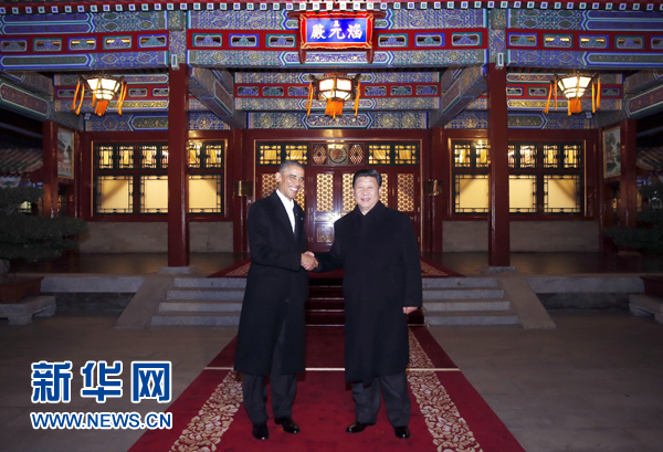 11月11日晚，國(guó)家主席習(xí)近平在中南海同美國(guó)總統(tǒng)奧巴馬舉行會(huì)晤。這是兩國(guó)元首在瀛臺(tái)涵元殿前握手。 新華社記者鞠鵬攝