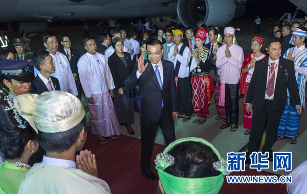 11月12日，中國國務(wù)院總理李克強抵達內(nèi)比都，出席東亞合作領(lǐng)導(dǎo)人系列會議并對緬甸進行正式訪問。 新華社記者王曄攝