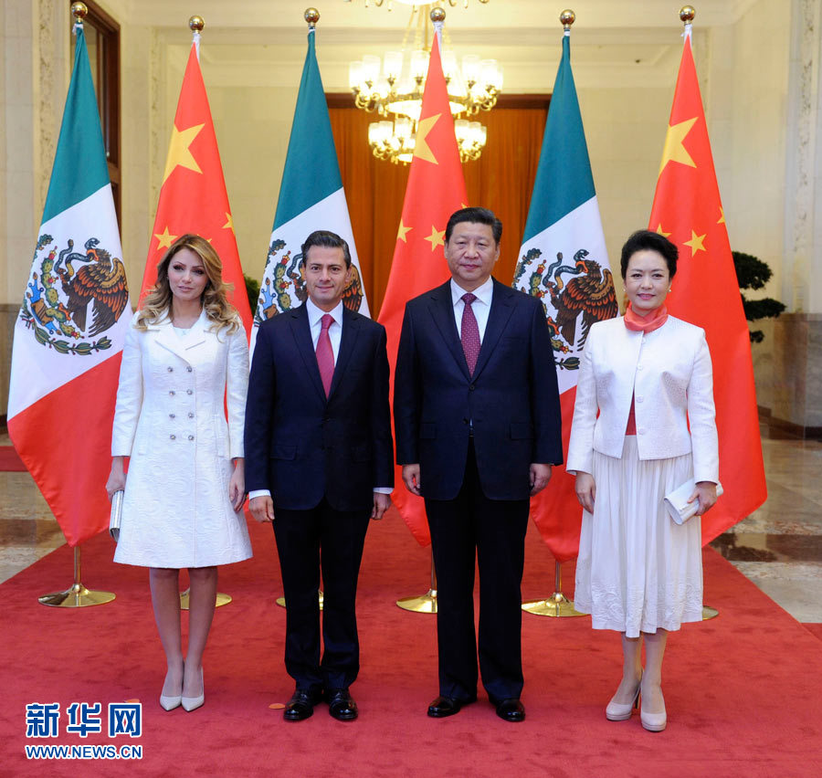 11月13日，國家主席習(xí)近平在北京人民大會堂北大廳舉行儀式，歡迎墨西哥總統(tǒng)培尼亞對中國進行國事訪問。這是習(xí)近平和夫人彭麗媛同培尼亞夫婦合影。 新華社記者 張鐸 攝