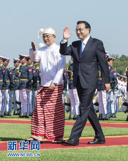11月14日，中國國務(wù)院總理李克強(qiáng)在內(nèi)比都同緬甸總統(tǒng)吳登盛舉行會談。這是會談前，吳登盛在緬甸總統(tǒng)府前廣場為李克強(qiáng)舉行隆重的歡迎儀式。新華社記者 王曄 攝