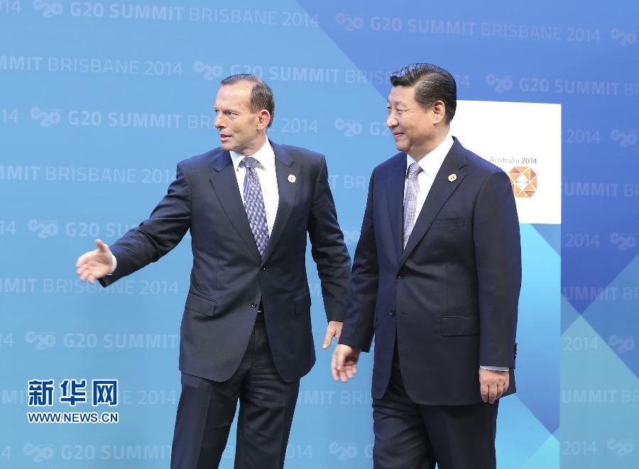 11月15日，二十國集團(tuán)領(lǐng)導(dǎo)人第九次峰會在澳大利亞布里斯班舉行。國家主席習(xí)近平出席會議并發(fā)表題為《推動創(chuàng)新發(fā)展實(shí)現(xiàn)聯(lián)動增長》的重要講話。這是澳大利亞總理阿博特迎接習(xí)近平主席。 新華社記者 丁林 攝