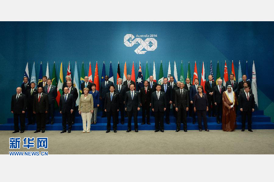 11月15日，二十國集團(tuán)領(lǐng)導(dǎo)人第九次峰會在澳大利亞布里斯班舉行。國家主席習(xí)近平出席會議并發(fā)表題為《推動創(chuàng)新發(fā)展實(shí)現(xiàn)聯(lián)動增長》的重要講話。這是習(xí)近平主席同與會領(lǐng)導(dǎo)人合影。 新華社記者 馬占成 攝