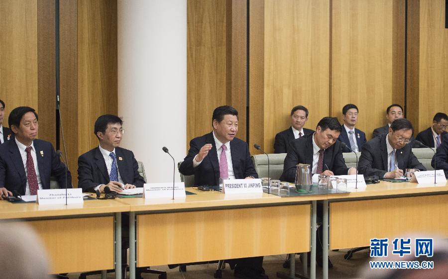 11月17日，國家主席習(xí)近平在堪培拉和澳大利亞總理阿博特共同出席第四屆中澳工商界首席執(zhí)行官圓桌會。這次會議是由澳大利亞企業(yè)領(lǐng)袖理事會和中國國家開發(fā)銀行共同組織承辦的。新華社記者 謝環(huán)馳 攝 