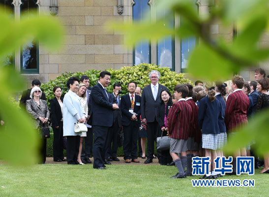 11月18日，國家主席習(xí)近平在澳大利亞塔斯馬尼亞州與朗塞斯頓市斯科奇－歐克伯恩小學(xué)的小學(xué)生共同植樹。新華社記者 馬占成 攝