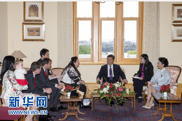 11月18日，國家主席習(xí)近平在澳大利亞塔斯馬尼亞州參觀訪問。這是習(xí)近平看望已故塔斯馬尼亞州前州長培根的家人。新華社記者 丁林 攝