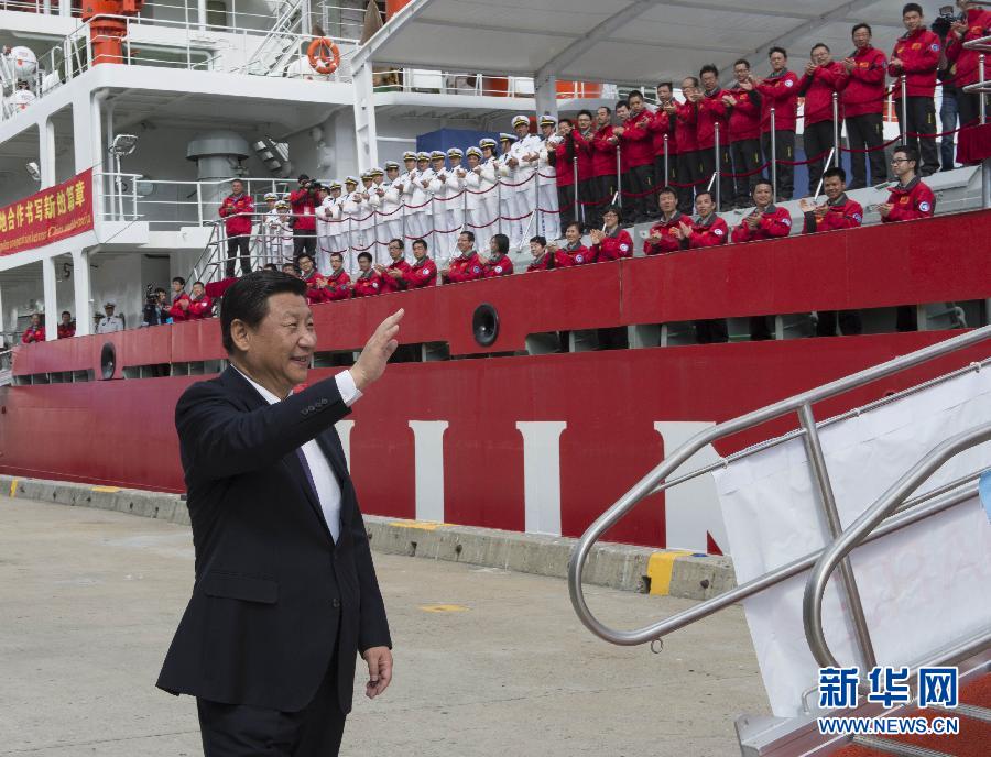 11月18日，正在澳大利亞塔斯馬尼亞州首府霍巴特訪問(wèn)的中國(guó)國(guó)家主席習(xí)近平在澳大利亞總理阿博特陪同下參觀南極科考項(xiàng)目并慰問(wèn)兩國(guó)科考人員。這是習(xí)近平在霍巴特港看望正在這里補(bǔ)給的“雪龍”號(hào)全體科考人員。新華社記者李學(xué)仁攝 