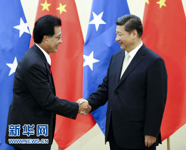 11月22日，中國國家主席習近平在斐濟楠迪會見密克羅尼西亞聯(lián)邦總統(tǒng)莫里。 新華社記者姚大偉攝 
