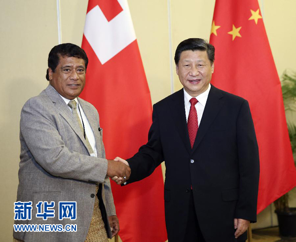 11月22日，國家主席習近平在斐濟楠迪會見湯加首相圖伊瓦卡諾。新華社記者丁林攝 
