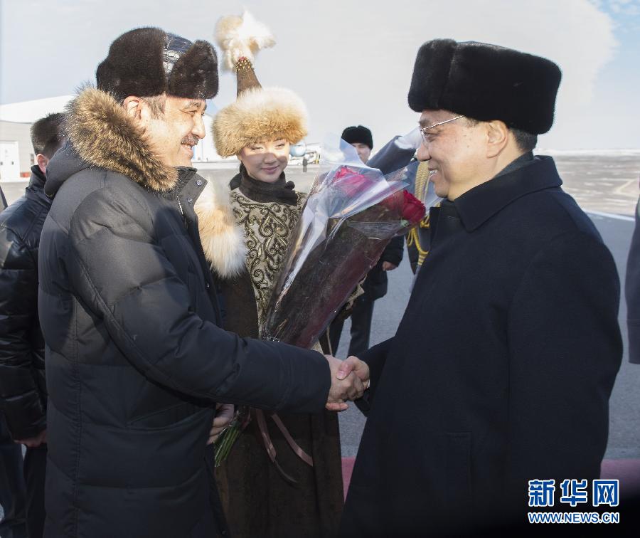 12月14日，應(yīng)哈薩克斯坦共和國(guó)總理馬西莫夫邀請(qǐng)，國(guó)務(wù)院總理李克強(qiáng)乘專機(jī)抵達(dá)阿斯塔納國(guó)際機(jī)場(chǎng)，開始對(duì)哈薩克斯坦進(jìn)行正式訪問(wèn)，舉行中哈總理第二次定期會(huì)晤，并出席上海合作組織成員國(guó)政府首腦理事會(huì)第十三次會(huì)議。這是馬西莫夫到機(jī)場(chǎng)迎接李克強(qiáng)。新華社記者 黃敬文 攝