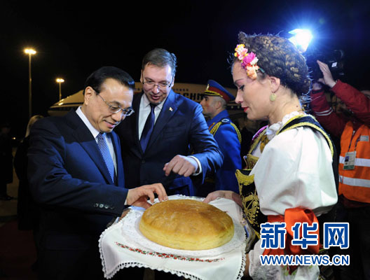 12月15日，國務(wù)院總理李克強(qiáng)抵達(dá)貝爾格萊德，出席中國－中東歐國家領(lǐng)導(dǎo)人會晤并正式訪問塞爾維亞，塞爾維亞總理武契奇到機(jī)場迎接。新華社記者 饒愛民 攝