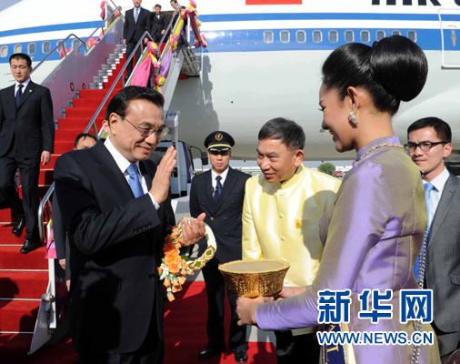12月19日，中國國務(wù)院總理李克強(qiáng)抵達(dá)曼谷，出席大湄公河次區(qū)域經(jīng)濟(jì)合作領(lǐng)導(dǎo)人第五次會議。新華社記者饒愛民攝