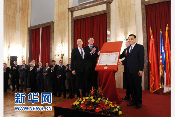 12月18日，中國國務(wù)院總理李克強(qiáng)在貝爾格萊德市政廳接受“貝爾格萊德榮譽(yù)市民”證書，塞爾維亞總理武契奇陪同出席。隨后，李克強(qiáng)同塞各界知名人士親切會(huì)見并互動(dòng)交流。新華社記者 饒愛民 攝