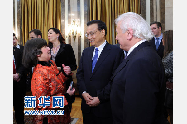12月18日，中國國務(wù)院總理李克強(qiáng)在貝爾格萊德市政廳接受“貝爾格萊德榮譽(yù)市民”證書，塞爾維亞總理武契奇陪同出席。隨后，李克強(qiáng)同塞各界知名人士親切會(huì)見并互動(dòng)交流。這是李克強(qiáng)同漢學(xué)家波普—采尼奇夫婦親切交談。新華社記者 饒愛民 攝